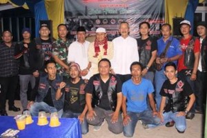 Manager Consumer BJB, Rapik Juniansyah besama anggota Bikers Brotherhood berfoto bersama usai kegiatan. 